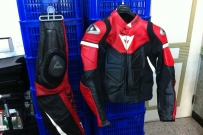 超級新Dainese 兩截式皮衣皮褲及原廠衣架  黑紅色 ...